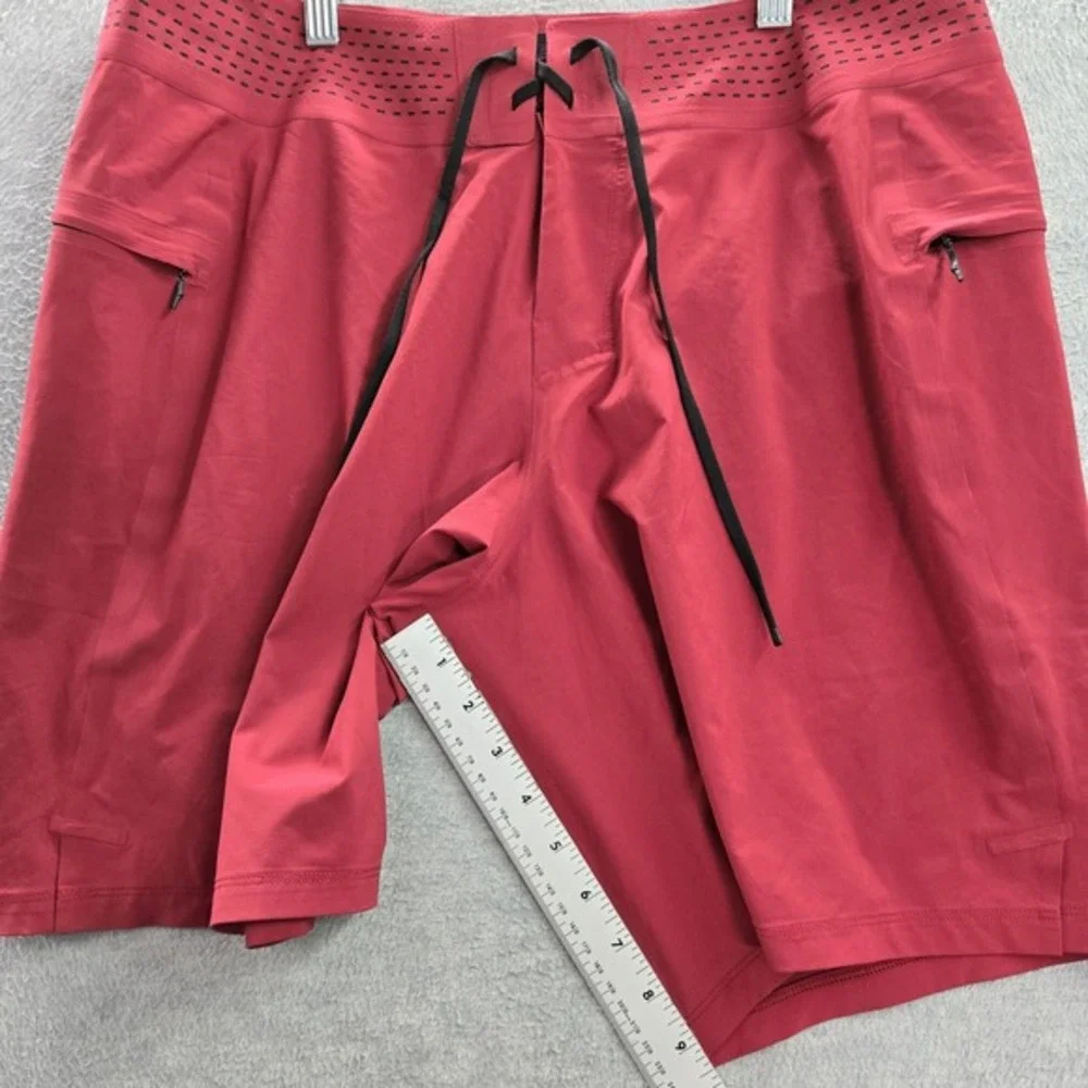 Lululemon Men Activewear Shorts 34‎ Red Current State Breathe Logo 9.5